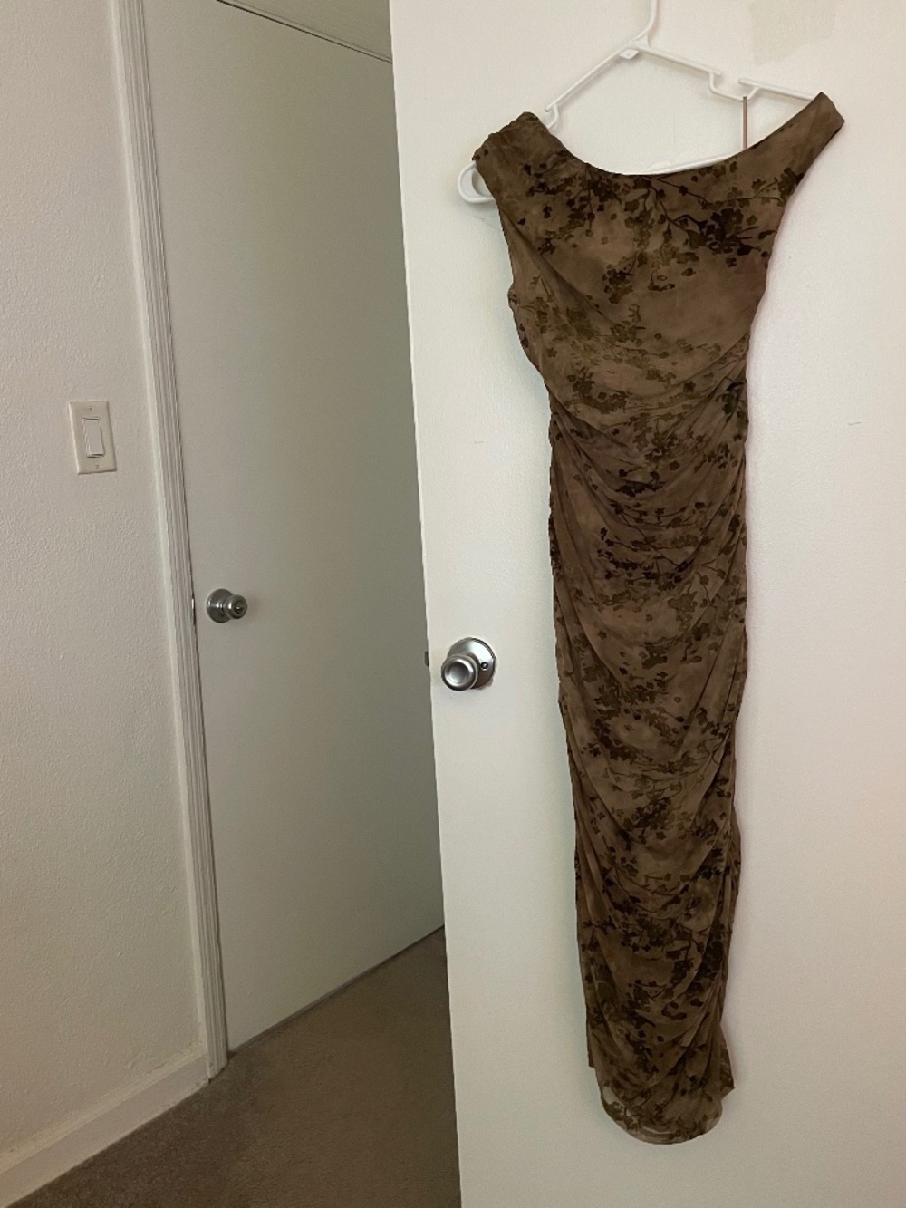 Asymmetrical sleeved bodycon dress